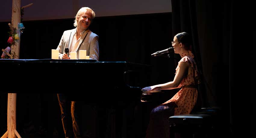 Enrique Anaut y Raquel Lamb durante su actuación musical en el Festival de Cortos Hygeia