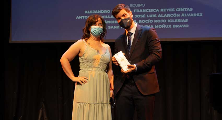 Marcos Rojas, director de la Escuela de Postgrados de Fuden, entrega el premio al mejor guion a Yelena Barragán, autora del corto "Entre paciente y paciente"