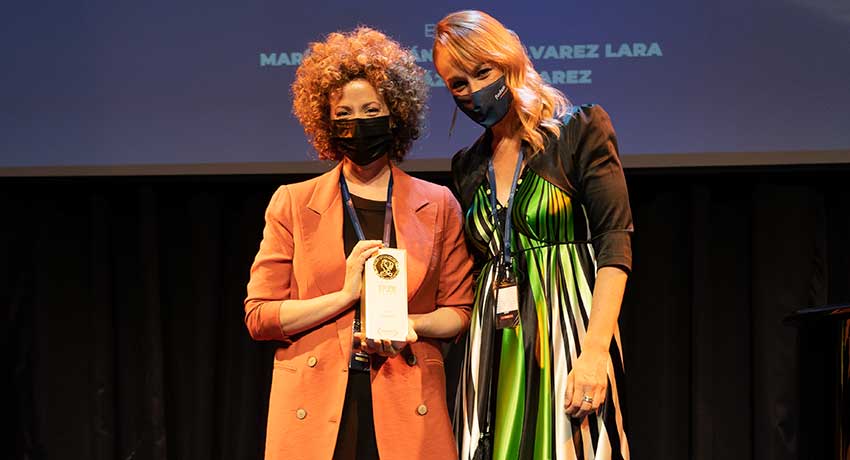 Sara León, patrona de Fuden, entrega el premio al Mejor Corto Amateur a la autora de 'Laura", la enfermera Alicia Vicente